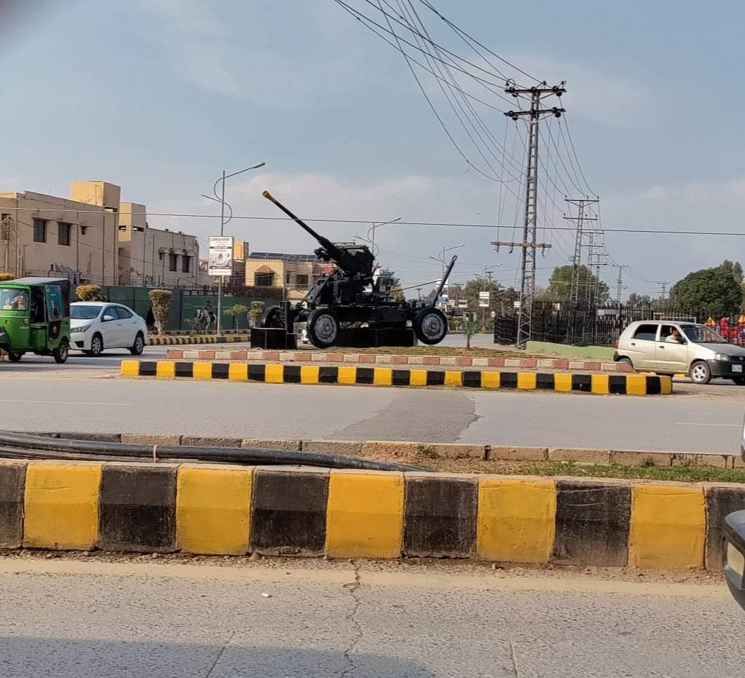 iuarif93's tweet photo. پشاور کے سڑکوں پر توپوں کی تنصیب افسوناک ہے۔بیچ چوراہے جنگ وجدل کا ترغیب دلانا مقصود ہے؟پشاور میں بہت خون بہا اب یہاں توپ نہیں پھولوں کی افزائش ضروری ہے، کتاب وقلم کے مجسمے چوکوں میں نصب ہونے چاہیے۔
#Peshawar
#NoToWar
#WeWantPeace https://t.co/43CG9dMFAo