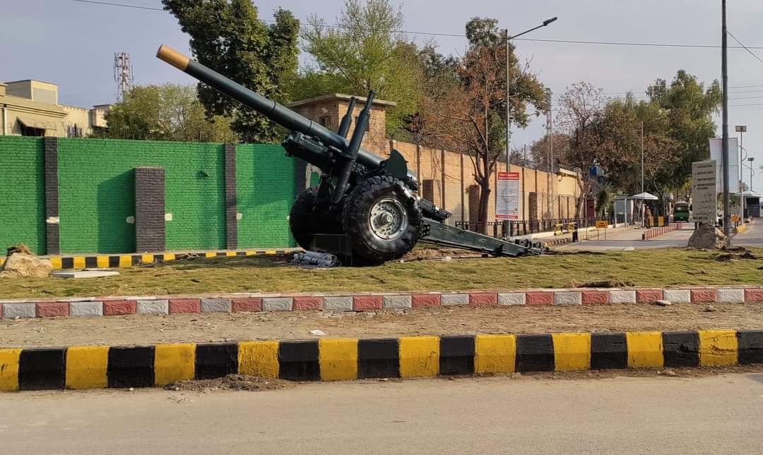 iuarif93's tweet photo. پشاور کے سڑکوں پر توپوں کی تنصیب افسوناک ہے۔بیچ چوراہے جنگ وجدل کا ترغیب دلانا مقصود ہے؟پشاور میں بہت خون بہا اب یہاں توپ نہیں پھولوں کی افزائش ضروری ہے، کتاب وقلم کے مجسمے چوکوں میں نصب ہونے چاہیے۔
#Peshawar
#NoToWar
#WeWantPeace https://t.co/43CG9dMFAo