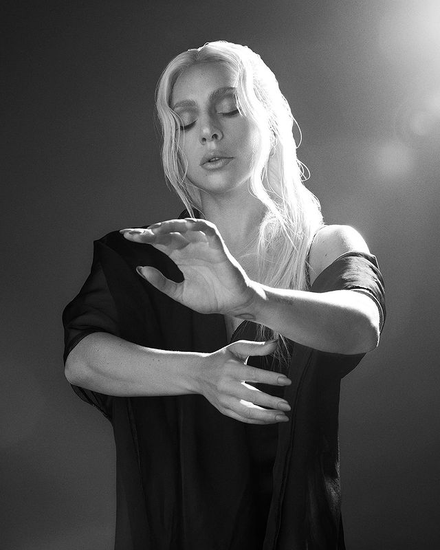 RDTLadyGaga's tweet photo. Sobre seu processo criativo, Lady Gaga disse para a Wallpaper*:

"'Às vezes é uma ideia que me vem no momento, apenas por estar perto das pessoas. Às vezes é quando estou sozinha, às vezes é um poema que posso escrever ou ler. Às vezes eu só quero tocar piano." + https://t.co/NSdQM0MaqH