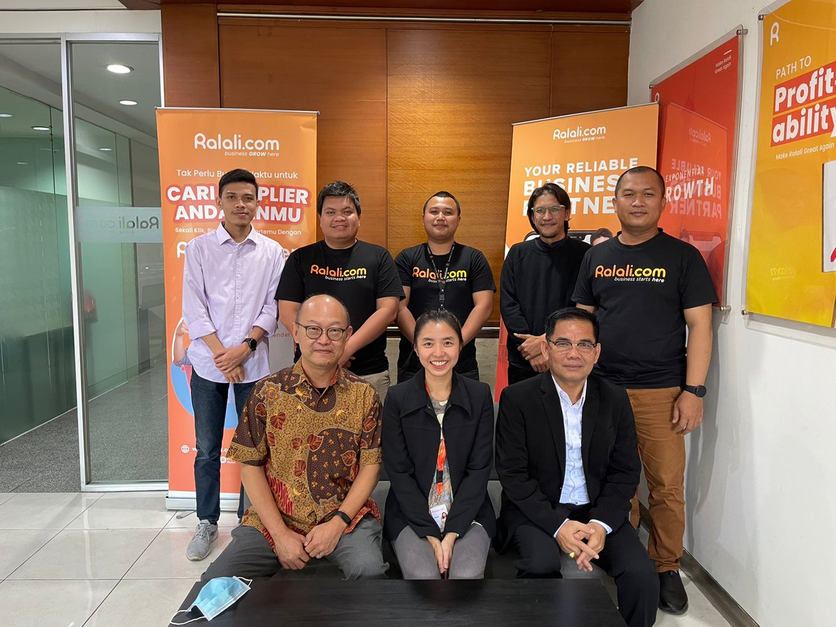 Ralalicom's tweet photo. Kamis 23 Februari 2023, tim internal https://t.co/yvymcswzfU melangsungkan peresmian Business Center Bandung yang berlokasi di Point Lab Coworking Space Bandung.Peresmian dihadiri oleh pendeta dan tim internal https://t.co/yvymcswzfU dengan melakukan doa bersama. https://t.co/SEQv1qJFQe