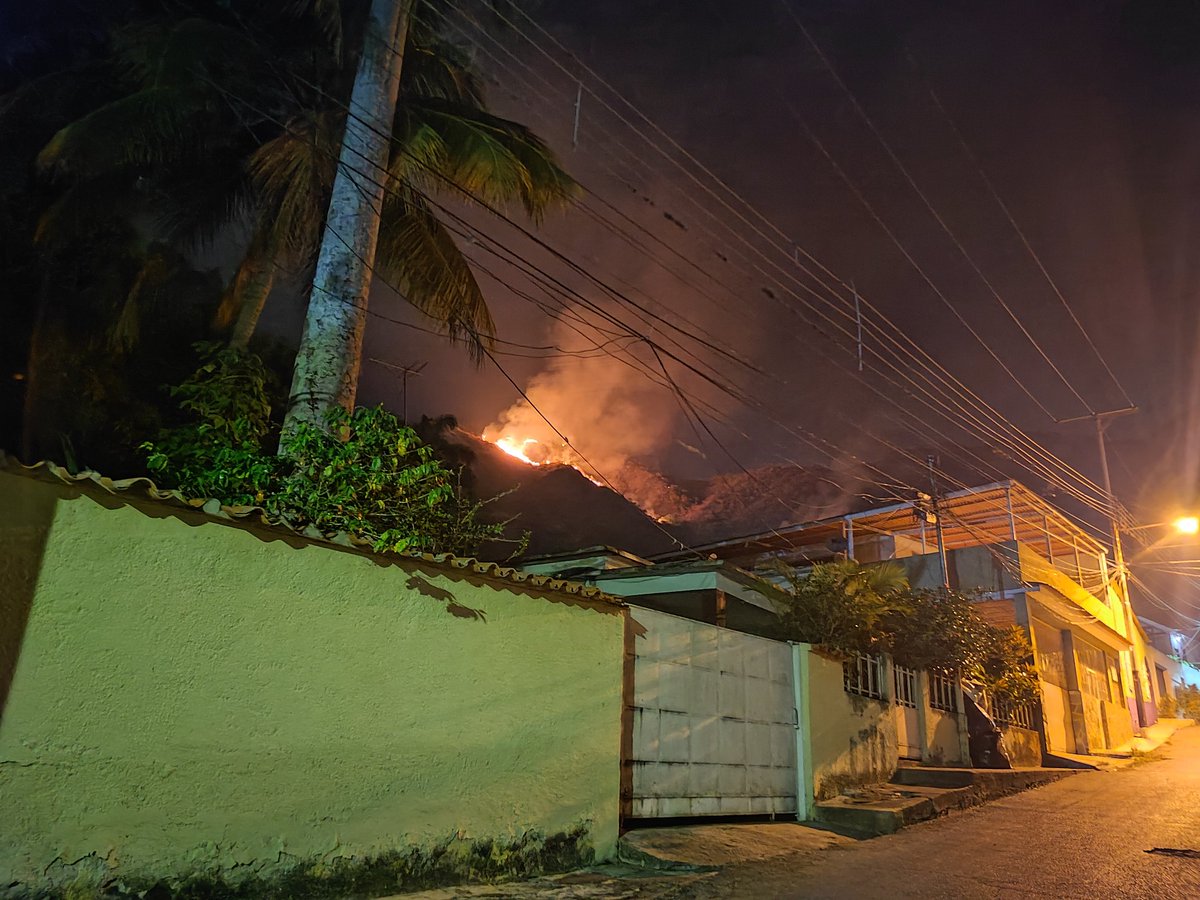 BrullerbyPSUV's tweet photo. #AlMomento Cumpliendo Instrucciones de nuestra Gobernadora @Soykarinacarpio  continúan los organismos de prevención y gestión de riesgo del @GobiernoAragua_ desplegados atendiendo el incendio forestal que afecta al Parque Nacional Henri Pittier. 
@pcmbi
#NoALosIncendiosForestales https://t.co/KcR4ffHeH5