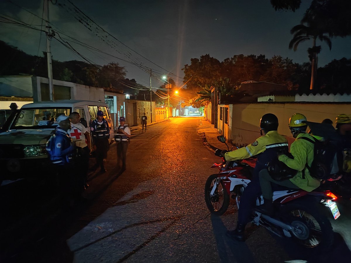 BrullerbyPSUV's tweet photo. #AlMomento Cumpliendo Instrucciones de nuestra Gobernadora @Soykarinacarpio  continúan los organismos de prevención y gestión de riesgo del @GobiernoAragua_ desplegados atendiendo el incendio forestal que afecta al Parque Nacional Henri Pittier. 
@pcmbi
#NoALosIncendiosForestales https://t.co/KcR4ffHeH5