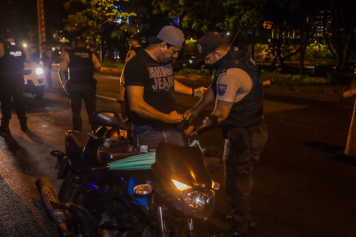ftabacchir's tweet photo. Estamos trabajando diariamente en operativos antidelincuenciales y control de armas. Unimos esfuerzos junto a la @PoliciaEcuador para combatir a los grupos de delincuencia en #Guayas. https://t.co/ZL8kYIabD2