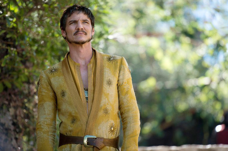 jyndjarin's tweet photo. pedro pascal owns the color yellow https://t.co/O5U3HAQvKj