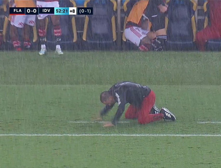 🚨GRAVE: VÍTOR PEREIRA É FLAGRADO ORANDO PELA SAÚDE DE SUA SOGRA NA BEIRA DO CAMPO, NO JOGO DIANTE DO INDEPENDIENTE DEL VALLE!