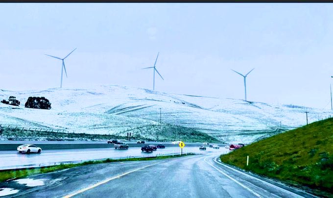 gauravpatwardhn's tweet photo. Rare and beautiful sight for #BayArea #SiliconValley #California transformed into Winter Wonderland โ๏ธ
#BayAreaSnow #SanFrancisco https://t.co/aaTH8Tmn0p