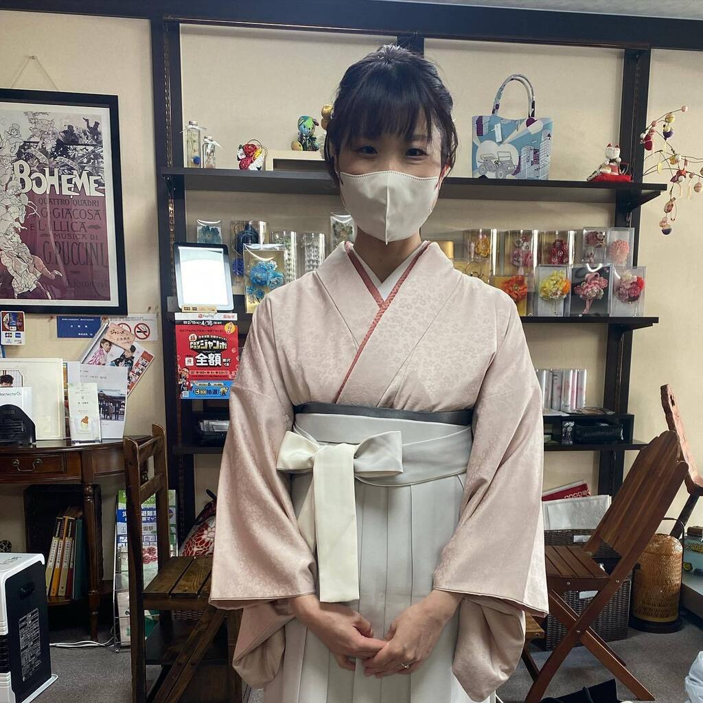 obebeya1's tweet photo. 専門学校の卒業式に色無地に薄グレーの袴をコーディネート。素敵ですね。

#obebeya #卒業式に袴 #卒業式に色無地 #卒業袴レンタル名古屋 #専門学校の卒業式 #卒業袴レンタル #着物レンタル名古屋 #着物レンタルまつうら #卒業袴レンタルまつうら #色無地レンタル #色無地に袴 https://t.co/5pPnPWnVLo https://t.co/YRdXJE6udp