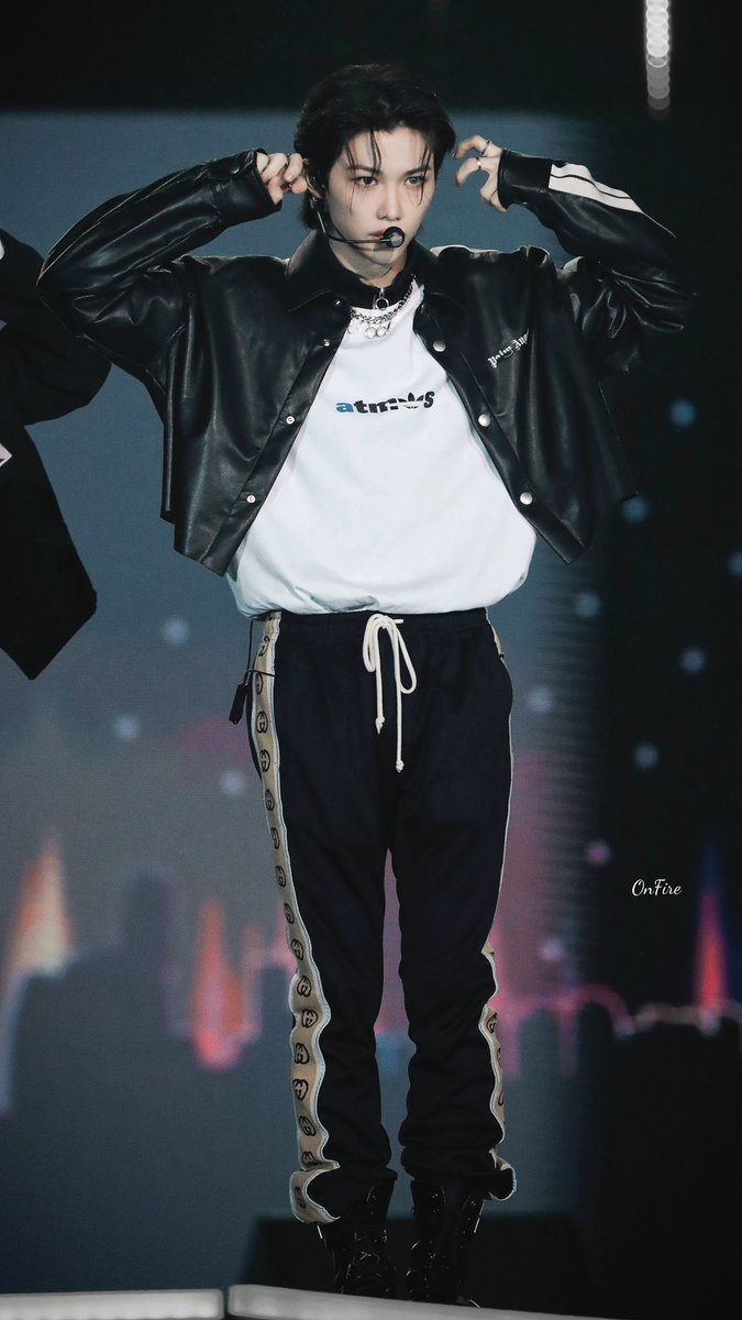 FelixOOTD's tweet photo. He looks sooooooo good omg
The hair. The fit. The performance. Lee felix I am obsessed 😍
#felix #felixootd #skz #straykids #gucci #palmangels https://t.co/1pETCbT4Si