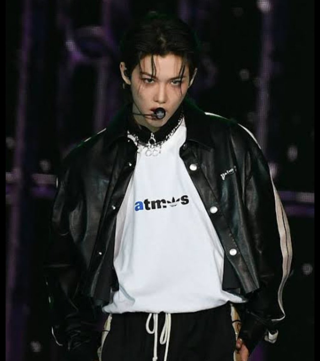 FelixOOTD's tweet photo. He looks sooooooo good omg
The hair. The fit. The performance. Lee felix I am obsessed 😍
#felix #felixootd #skz #straykids #gucci #palmangels https://t.co/1pETCbT4Si