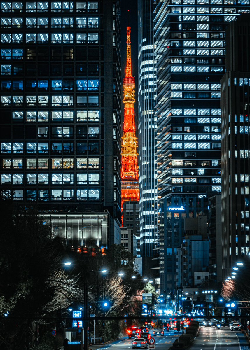 ビルの隙間から覗く東京タワー