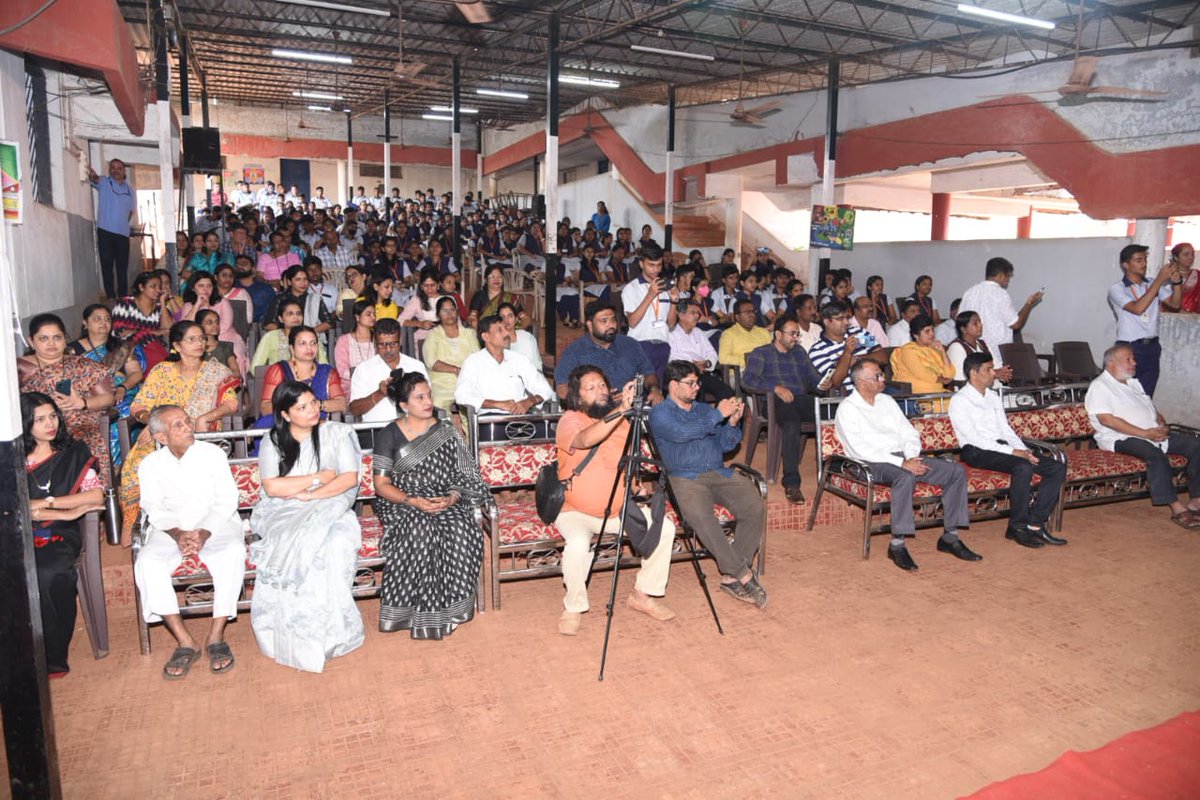 ShetSadanand's tweet photo. Inaugurated Chemistry and Computer Science lab of Shree Shantadurga Higher Secondary School, Bicholim sponsored under the CSR initiative of EDC in the presence of Bicholim MLA @DrChandrakantS3, Ex-Speaker @RajeshPatnekar, Principal, Chairman, college staff and students https://t.co/ZsSiLbiX2P