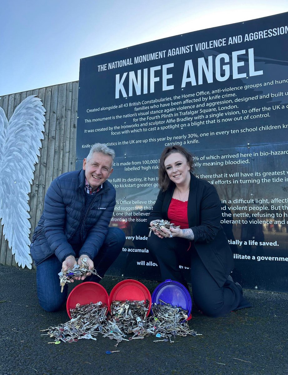 PropertyCentres's tweet image. Thanks to local residents and clients key donations, we collected a huge amount of keys which we were able to gift to The @BritishIronwork Centre in Oswestry, who are collecting keys to create a sculpture for @shrewsburytown Football Club! ⚽️🔑

 #ironworkcentre #dbroberts