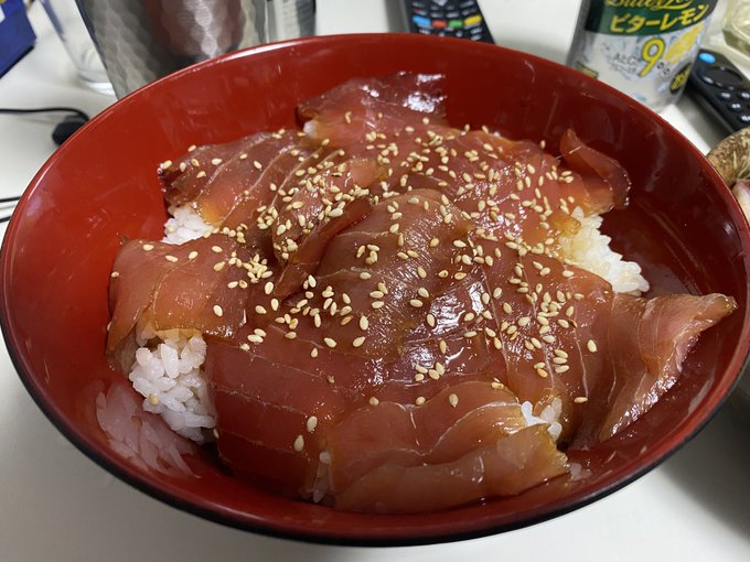シンプルにマグロの漬け丼とイカのバター醤油炒め 