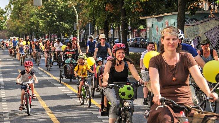 Wie wird unsere #Mobilität klimafreundlich? Über flächendeckendenden ÖPNV🚍, digitale Systeme und Züge🚆 statt Flüge geht es im neuen DNR-Newsletter – mit <a href="/AndreasKnie/">Andreas Knie</a> vom <a href="/WZB_Berlin/">WZB</a>, <a href="/StarKerstin/">Kerstin Stark</a> von <a href="/CCitiesOrg/">Changing Cities e.V.</a> und <a href="/KindsmulWerner/">Werner Kindsmüller</a> von @BVF_Fluglaerm 👇
kurzelinks.de/upld