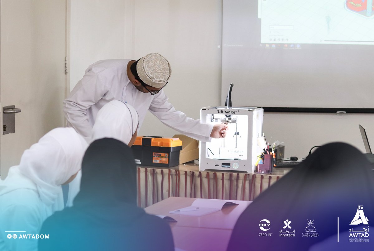 AwtadOm's tweet photo. يهدف برنامج #أوتاد إلى تدريب وتأهيل نخبة من طلبة ومعلمي ومشرفي محافظة الظاهرة على أهم مهارات تكنولوجيا المستقبل مثل:
-انترنت الأشياء
-الطباعة ثلاثية الأبعاد 
-الواقع الافتراضي 
-البيوت الذكية 
@weareoxy 
@EduGovOman
@innotech_om https://t.co/IiWFVspY5K