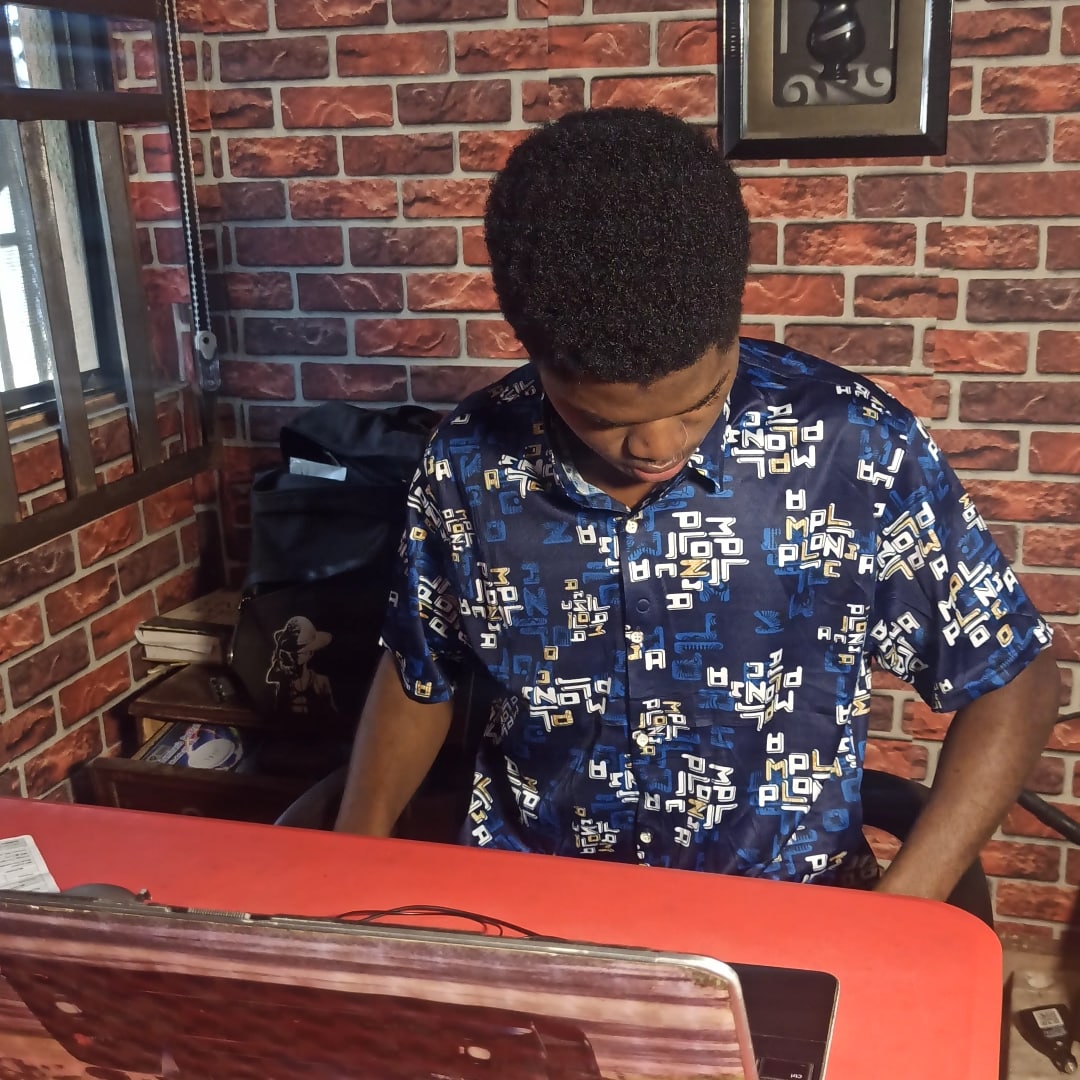 👨‍💻My workspace always finds a way to get messy. It's also one of the few places I feel obligated to clean {because I messed it up} 😅. Any workspace troubles as well? 
.
🔴Check out my YouTube channel
Link in my BIO
-
#100DaysOfCode #javascript #code #tech #programming #engineer