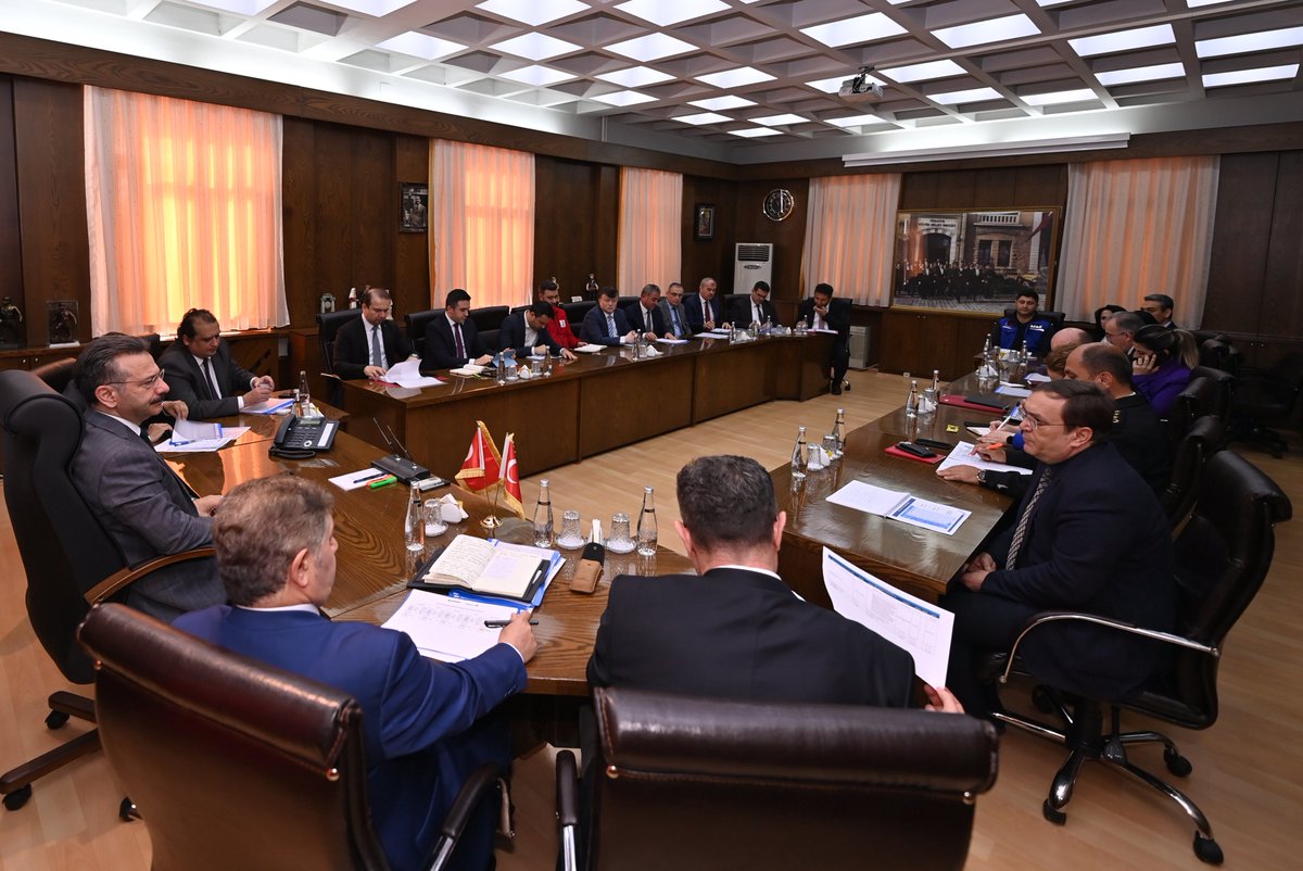 Valimiz Sayın Hüseyin Aksoy’un Başkanlığında Vali Yardımcıları ve Kurum Müdürlerinin katılımı ile Deprem Koordinasyon Toplantısı gerçekleştirildi.