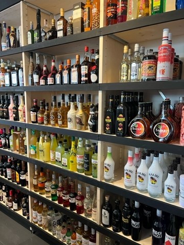QuickRack's tweet photo. “Wat is uw winkel mooi geworden en een stuk ruimtelijker !” is een van de vele positieve reacties die Annet krijgt in haar Slijterij De Dom in Olst.
Annet Boxman heeft haar winkel volledig verbouwd en nu ingericht met Brumorek; onze houten stellingen. https://t.co/0qqwd0OVD0
