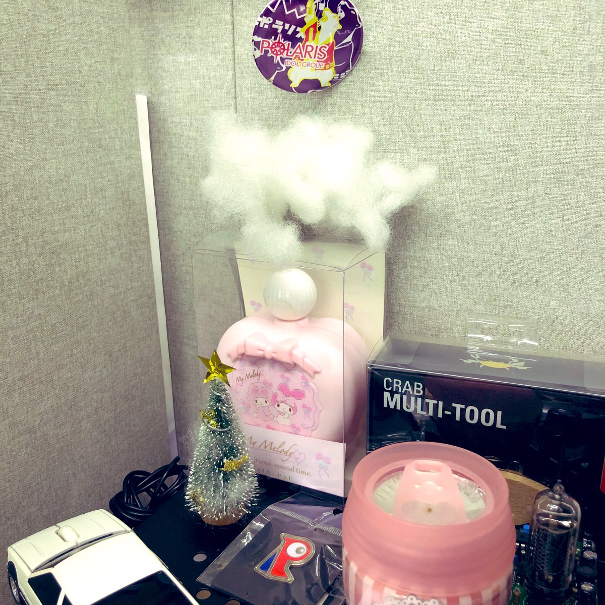 Robasan_68's tweet image. 職場のデスクの趣味スペースに クリスマスにもらったプレゼントを飾った🎄
ハノイからの引っ越しを経て袋から出したら綿でモコモコでした。

Rinちゃんに貰ったプレゼントだぜ👍
#rinnie_polaris