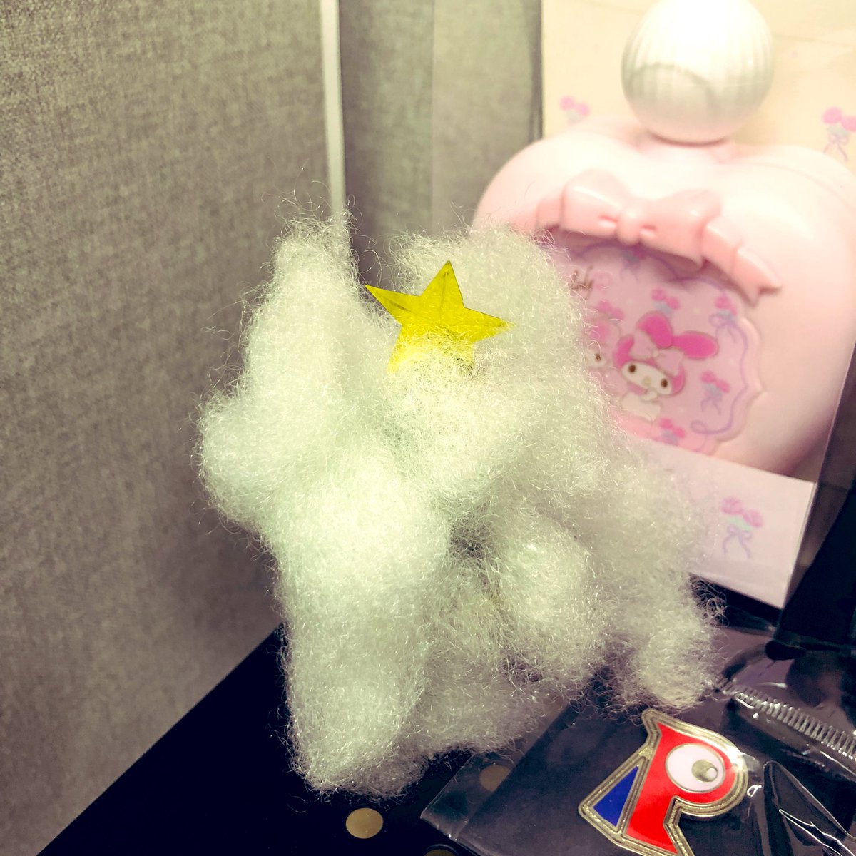 Robasan_68's tweet image. 職場のデスクの趣味スペースに クリスマスにもらったプレゼントを飾った🎄
ハノイからの引っ越しを経て袋から出したら綿でモコモコでした。

Rinちゃんに貰ったプレゼントだぜ👍
#rinnie_polaris