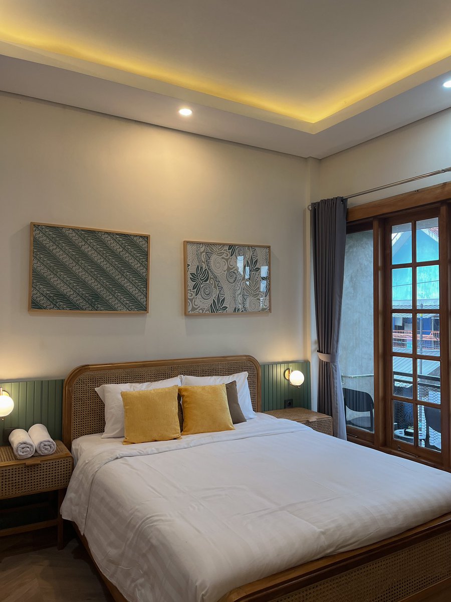 swextdemon's tweet photo. kemarin nginep di airbnb cantik, bersih, homey &amp; nyaman bgt di Jogja. 

bathroom nya spacious, wangi &amp; sabunnya jasmine scent #penting🥰 harganya cuma 300rb an ajah

save dulu buat referensi staycation kamu nantiii 🫶🏼 https://t.co/UD1WTjZW5C