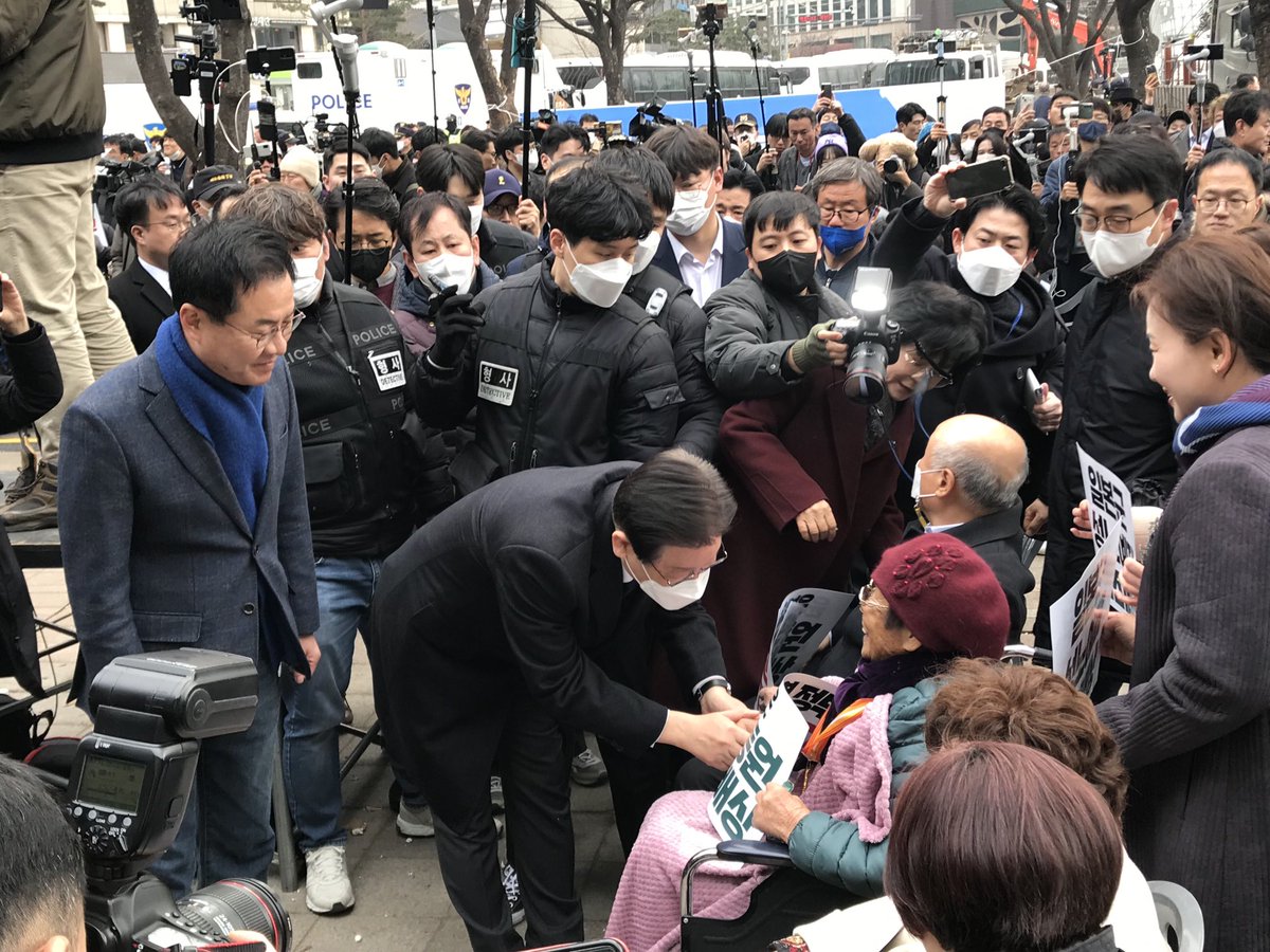 시청 앞에서 열리는 104주년 3.1절 윤석열 굴욕외교 한일합의중단! 일본 식민지배 사죄배상 촉구 범국민대회에 이재명 대표 참석하셔서 양금덕 할머니와 인사 나누고 있습니다.