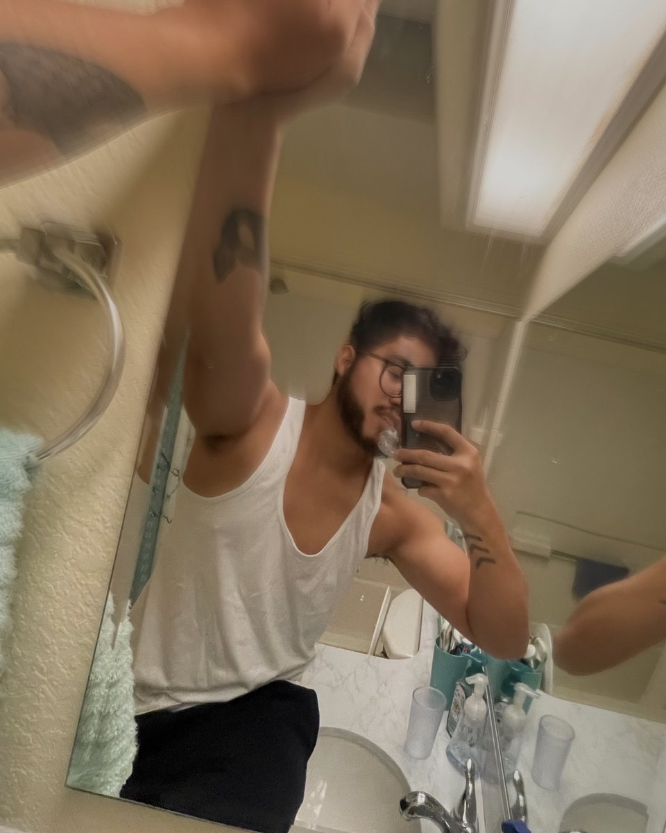 chanserif's tweet photo. i'm so done with the cold weather. my entire body feels so dry. it feels like ima crack. ughhhhh. 😑 https://t.co/1IvREO9BWR
