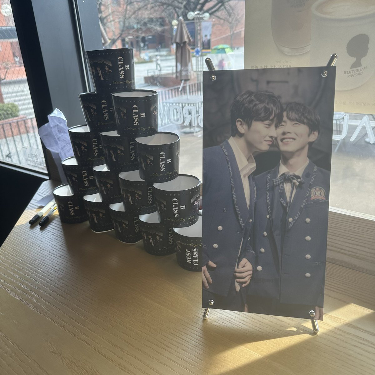 _Baekhwa_'s tweet photo. 완전 정성 가득 카페🥹🥹
거의 제 2의 브릭스라고 봐도 무방…
디피 진짜 다 너무너무 예쁘고 봉선친구들 생각 많이 나서 너무너무 좋았다
이제 오연만 와주면 될 텐데…
#빨리_돌아올수록_이득이다
#떠나도_다시돌아오는_그것이_오연이다
#보고싶은것_봐야하는것 https://t.co/V3lCqogvBw