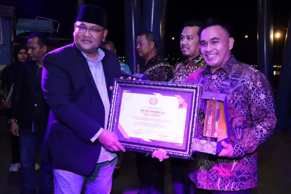 riaudetilcom's tweet photo. Kapolres Inhu dan PS Kasubsi Penmas Terima Penghargaan Dari JMSI https://t.co/RqIpeTprr3 https://t.co/XCC16JMu4C