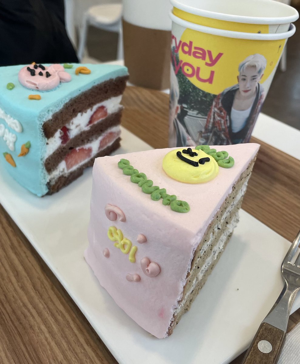 _hope1551's tweet image. ケーキが可愛すぎた……😭💖
本国うぃにさんに話しかけてもらってウォノちゃんのインセンネッコ貰って優しすぎてないた(т т)

♥Cafe  Same Same
#my_everyday_is_wonho
#나의_매일은_원호