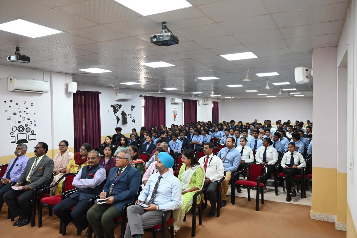 BRIG MRK RAJESH PANICKER, VSM, DY GOC, K & K SUB AREA accompanied with Brig. Bubesh Kumar, SM, AWES & Col. Navaratan Sibia, Dir AWES visiting AWES campus and interacting with Faculty and Students.
#AWES #IndianArmy #SouthernCommand #IndianNavy #IndianAirforce