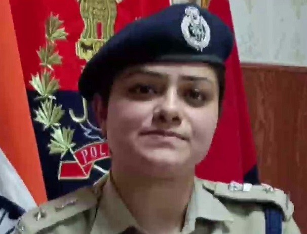 J&amp;K:SSP Mohita Sharma/team have narrow #escape
#JammuKashmir

crosstownnews.in/post/86896/jak…