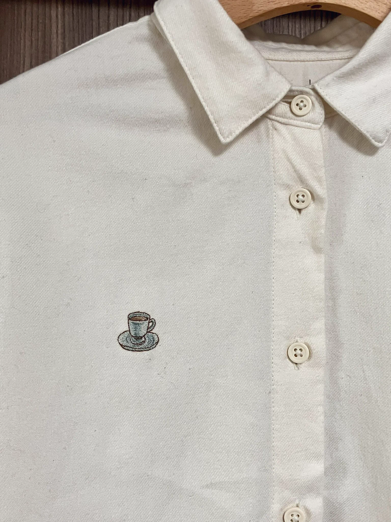 これで忘れない！本格チャイの香辛料の分量を袖に刺繍！