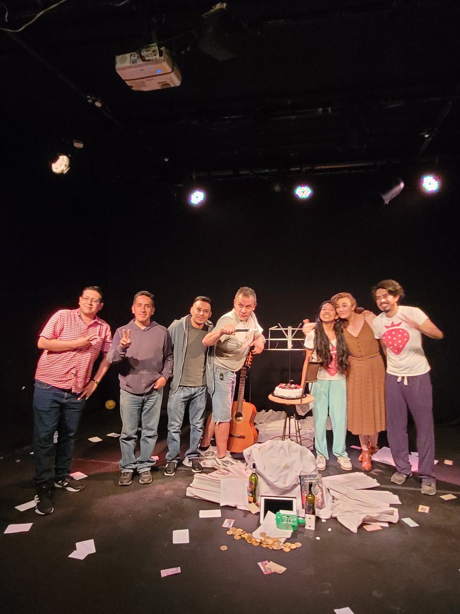 OscarRamirezM's tweet image. Este martes acompañamos a @laBvaleria y @DiegoCSaldana en el primer cumpleaños de #SorteoLocal en el @ForoShakespeare. Acá los aplausos y el pastel. ¡Felicidades! @elteatrocdmx @ItariMarta @CiaTeatroPeni