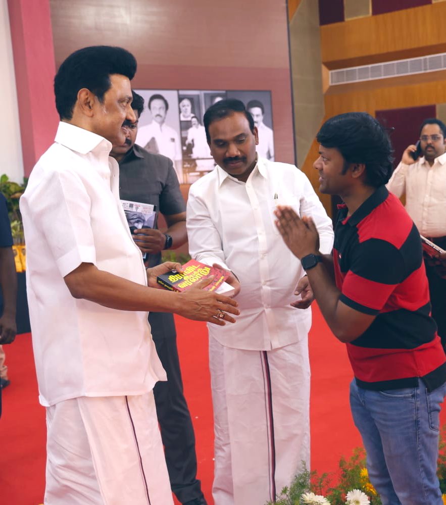 isai_'s tweet photo. Extended heartfelt Birthday Wishes to my Leader, #திராவிடநாயகன், No1 CM in India, Honourable CM of Tamil Nadu, Thiru @mkstalin at @arivalayam now! #HBDMKStalin70 
🖤❤️ https://t.co/O9FkislFrJ