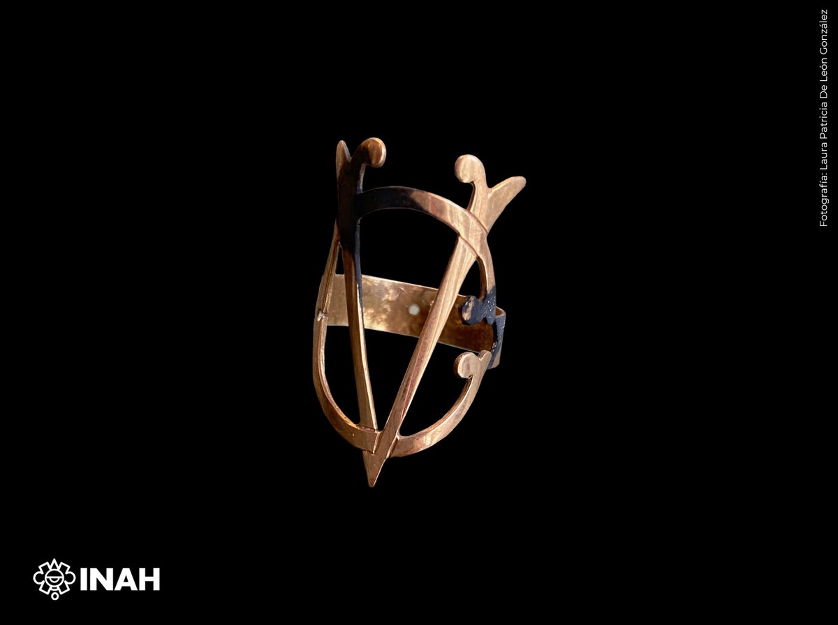 MCCarranzaINAH's tweet photo. #PiezaDelMes
Anillo de fuete
Este anillo de oro perteneció a Venustiano Carranza, cuyo anagrama (V y C entrecruzadas) aparece al frente.
#fuete #INAH #MuseoCasaDeCarranza #PiezaDelMes #VenustianoCarranza #anillos https://t.co/CrNOxjzmo5