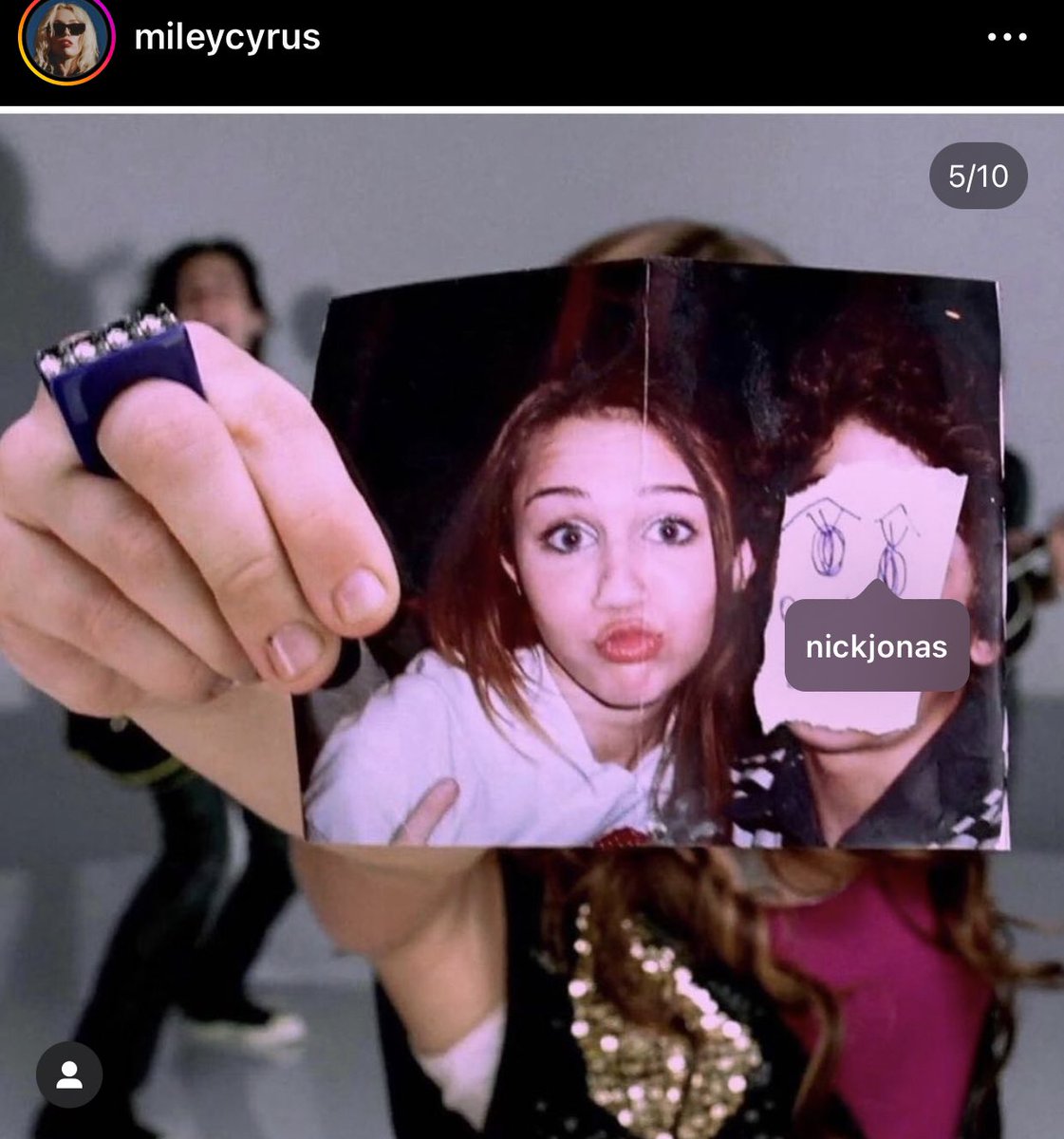 theblaiirwitch's tweet photo. En verdad creen que eso espanta a Miley? La morra literal escribió una canción para Nicholas Jonas, agregó una foto de ellos, que obvio sabíamos que era él.  Y no solo esoooo, años después publica la foto y lo etiqueta. 

Liam realmente no soportó ni poquito una canción JAJAJS https://t.co/gmEoDi0OYO