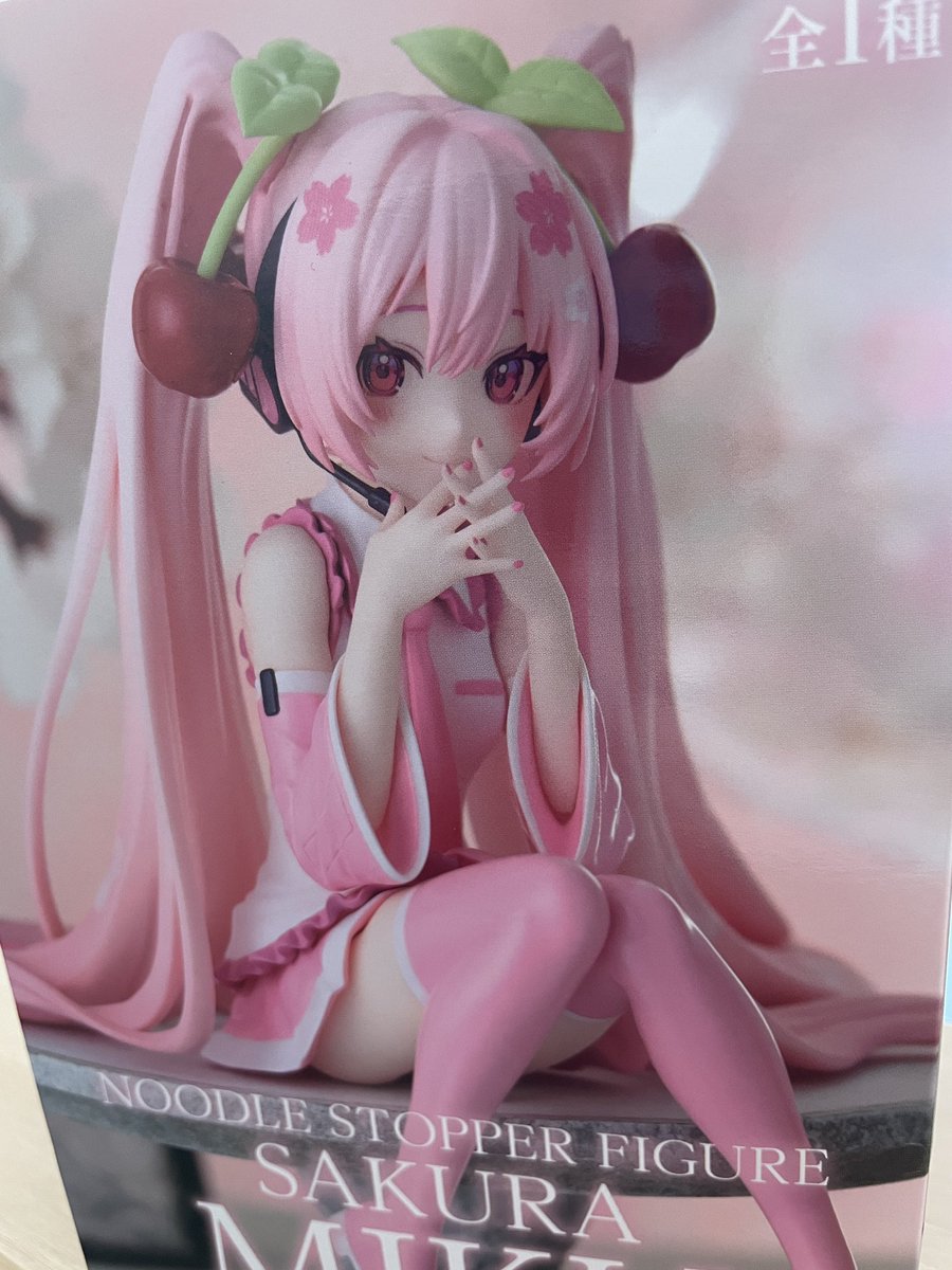 初音ミク ,桜ミク 「ぜってえに手に入れると決めていたただかなり前のめりなので落ちそう 」|もにた*のイラスト