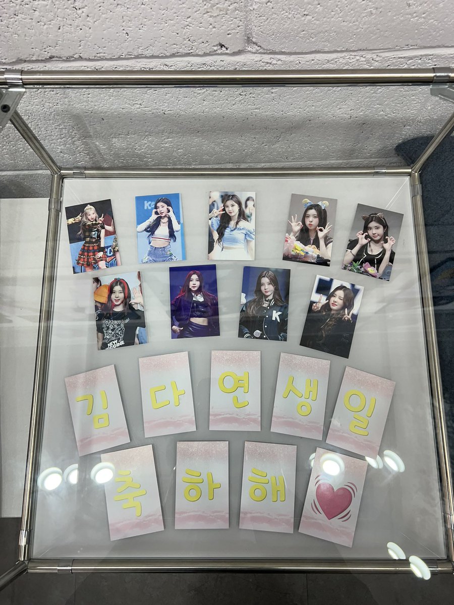 Rebit_1_3's tweet photo. #rain_of_spring
#봄의_요정_뎐람쥐의_생일을_축하해
#Kep1er #케플러 #김다연 #KIMDAYEON
 
카페 어싸이드 요니 생일 카페 💜
액자와 요니의 사진들 모두 예쁘고, 하트 대형의 사진 모음들도 최고 🤍
생일 전날에 카페 잘 들렀다 갑니다! https://t.co/SwLfamgQOi