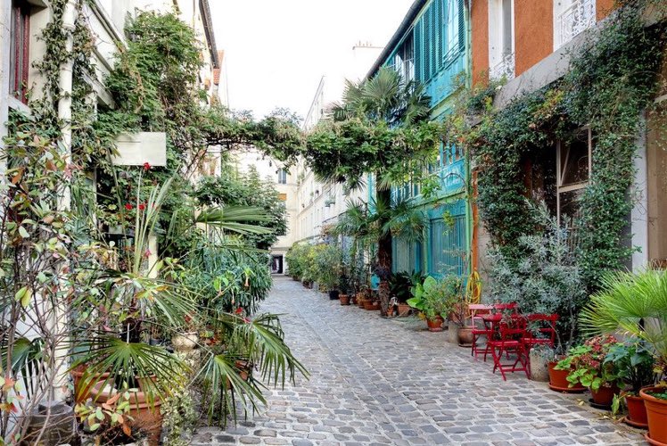 Cité du Figuier #Paris 11eme Rue Oberkampf 
« Noyée dans la verdure , cette impasse pavée accueillait autrefois des ateliers et logements ouvriers »
parisladouce.com/2015/06/paris-…