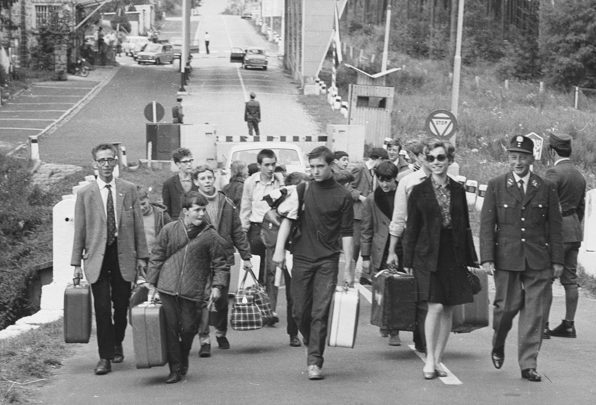 The border between Czechoslovakia (background) and West Germany (foreground) in 1968, with a group of people who decided to flee due to invasion by Soviet Red Army.
pillandia.blogspot.com/2018/08/1968-c… 

#Czechoslovakia #WestGermany #Border