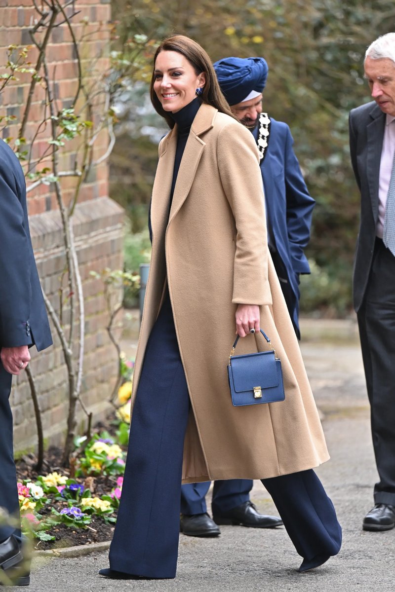 This is not the first time that the Duchess of Cambridge has made an official appearance, with a bag from the French label Polène on her arm.
#katemiddleton #princewilliam #duchessofcambridge #royalfamily #princegeorge  #dukeofcambridge #britishroyalfamily #princelouis #queen