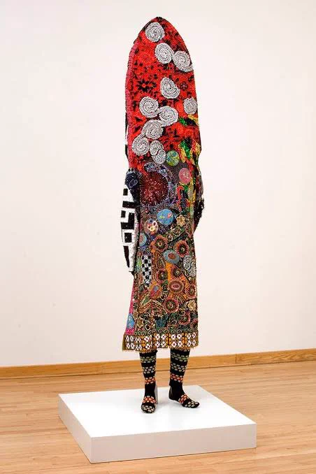 Nick Caveは、Soundsuitsのシリーズで知られているアーティスト。このシリーズは、ロサンゼルス暴動のきっかけになったロドニーキング暴行事件から着想され、当初は比喩としての甲冑であった。そこからジェンダー、人種、階級を不可視にする第二のエイリアン的皮膚と解釈される。 