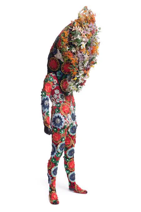 Nick Caveは、Soundsuitsのシリーズで知られているアーティスト。このシリーズは、ロサンゼルス暴動のきっかけになったロドニーキング暴行事件から着想され、当初は比喩としての甲冑であった。そこからジェンダー、人種、階級を不可視にする第二のエイリアン的皮膚と解釈される。 