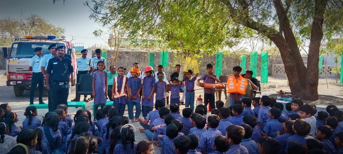 BotadFire's tweet photo. Fire Demonstration &amp; Mock drill by Botad Fire Dept at Govt Primary School, Hadadad -Botad.

https://t.co/UvSSIOCkmU

ફાયર વિભાગ દ્વારા મોકડ્રિલ: બોટાદ ફાયર વિભાગ દ્વારા વિદ્યાર્થીઓને ફાયરને લઈ વિસ્તૃત માહિતી આપી; ફાયર ટૂલ્સનો વિદ્યાર્થીઓએ જાતે ઉપયોગ કર્યો 
https://t.co/BAKDnbCghy https://t.co/seQXig3MqH