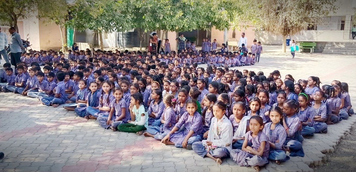 BotadFire's tweet photo. Fire Demonstration &amp; Mock drill by Botad Fire Dept at Govt Primary School, Hadadad -Botad.

https://t.co/UvSSIOCkmU

ફાયર વિભાગ દ્વારા મોકડ્રિલ: બોટાદ ફાયર વિભાગ દ્વારા વિદ્યાર્થીઓને ફાયરને લઈ વિસ્તૃત માહિતી આપી; ફાયર ટૂલ્સનો વિદ્યાર્થીઓએ જાતે ઉપયોગ કર્યો 
https://t.co/BAKDnbCghy https://t.co/seQXig3MqH