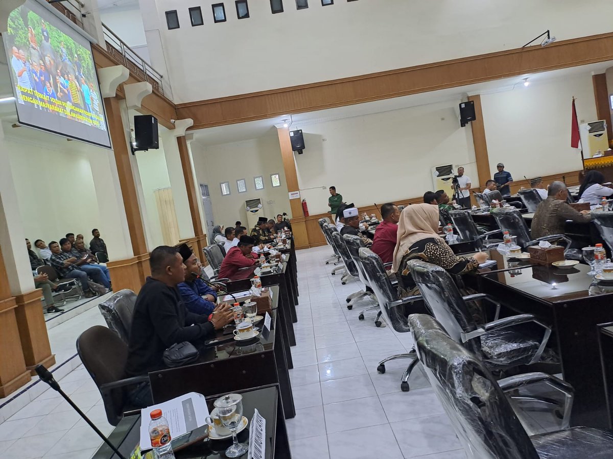 Masyarakat dan Pemerintah gelar Rapat Penanggulangan Konflik Gajah di gedung DPRK Pidie . 

#konfliksatwa #Pidie #Aceh