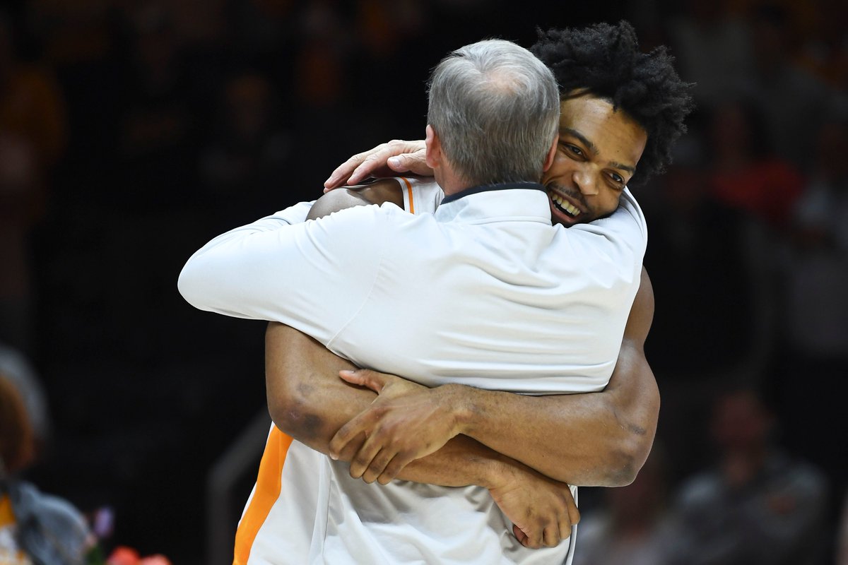 wesruckerTBA's tweet photo. Great pictures by the KNS's magnificent @saulyoung of Uros Plavsic and Santiago Vescovi, and then Josiah-Jordan James and Rick Barnes, on Tennessee's Senior Night. https://t.co/Y7mnjP9Odd