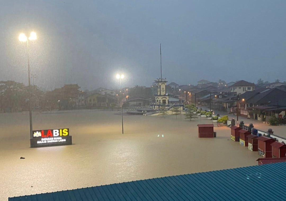 MBD_Segamat's tweet photo. Banjir sekitar Segamat. Banyak kawasan dinaiki air, utamakan keselamatan. #pray4johor #majlisbeliadaerahsegamat #beliaberbakti https://t.co/SWiFciZGyH