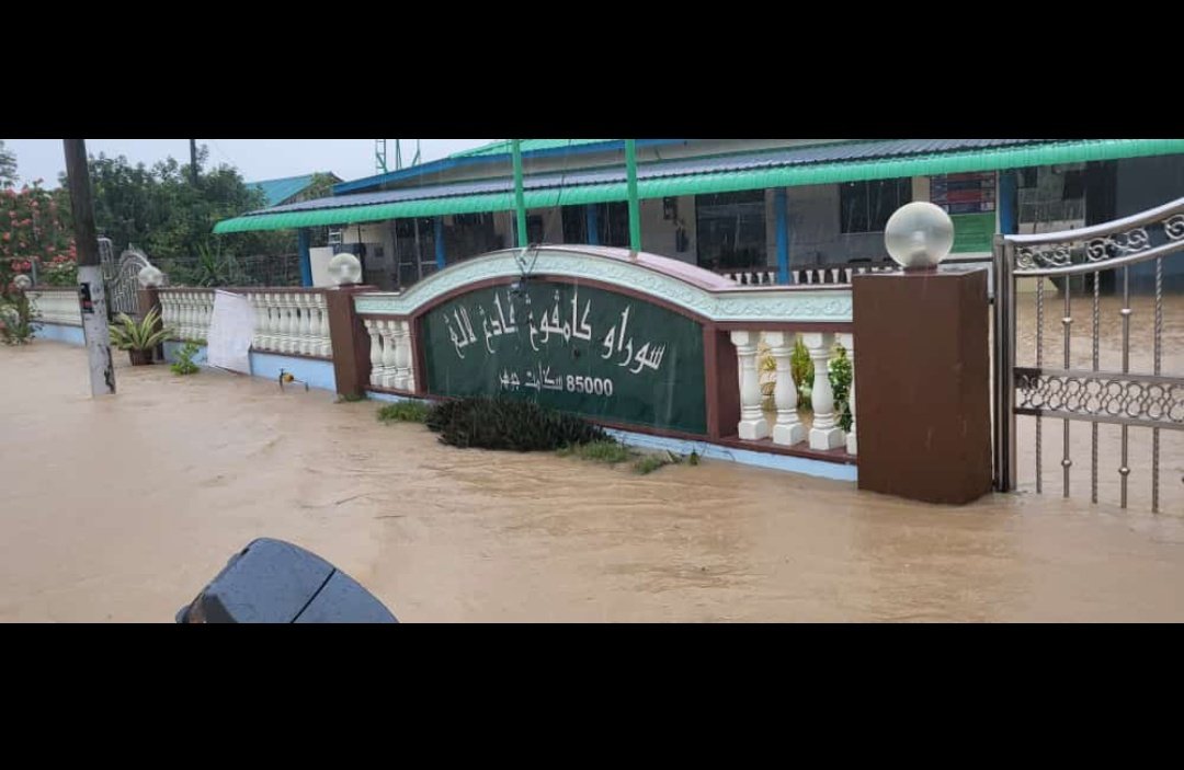 MBD_Segamat's tweet photo. Banjir sekitar Segamat. Banyak kawasan dinaiki air, utamakan keselamatan. #pray4johor #majlisbeliadaerahsegamat #beliaberbakti https://t.co/SWiFciZGyH